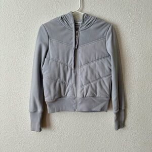 Old Navy Women’s jrs S gray chevron quilted hooded full zip jacket.